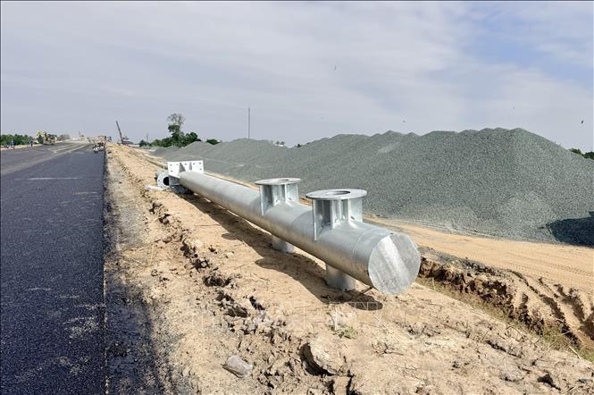 Cột biển báo trên cao tốc được nhà thầu tập kết về công trình để thi công. Ảnh: Thanh Sang-TTXVN