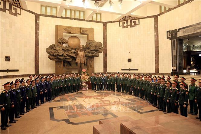 Các đại biểu tham quan Bảo tàng Hồ Chí Minh. Ảnh: Tuấn Anh - TTXVN