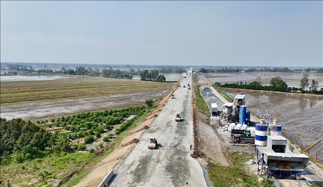 Máy móc, thiết bị hoạt động liên tục trên công trường cao tốc Châu Đốc – Cần Thơ – Sóc Trăng, đoạn qua tỉnh An Giang. Ảnh: Thanh Sang-TTXVN