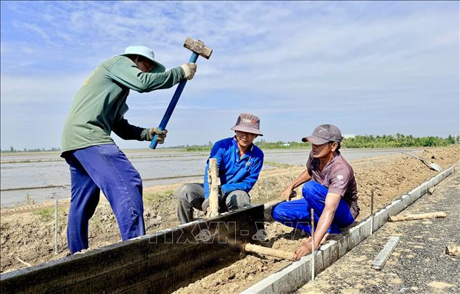 Công nhân thi công gờ thu nước mặt đường cao tốc. Ảnh: Thanh Sang-TTXVN