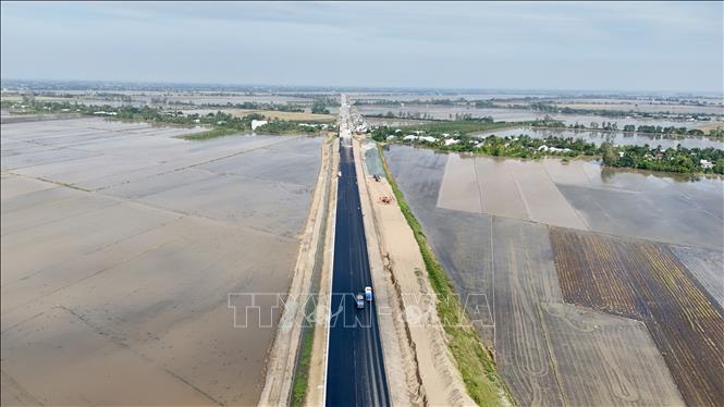 Một đoạn cao tốc qua địa bàn xã Vĩnh Hanh, tỉnh An Giang hoàn thành thảm bê tông nhựa mặt đường. Ảnh: Thanh Sang-TTXVN