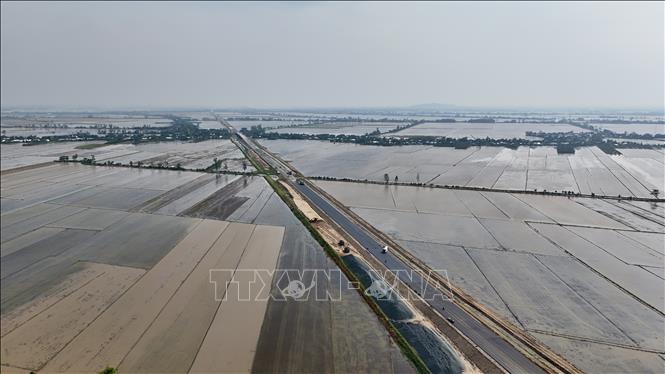 Nhiều mũi thi công được triển khai song song để đẩy nhanh tiến độ thi công cao tốc Châu Đốc – Cần Thơ – Sóc Trăng. Ảnh: Thanh Sang-TTXVN