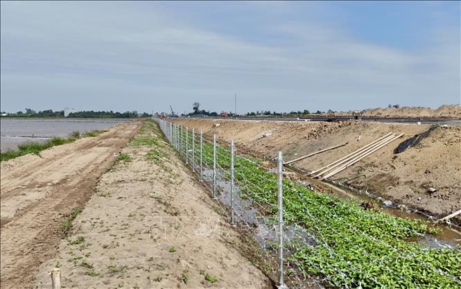 Hàng rào bảo vệ dọc tuyến cao tốc qua địa bàn xã Vĩnh Hanh, An Giang được lắp đặt. Ảnh: Thanh Sang-TTXVN