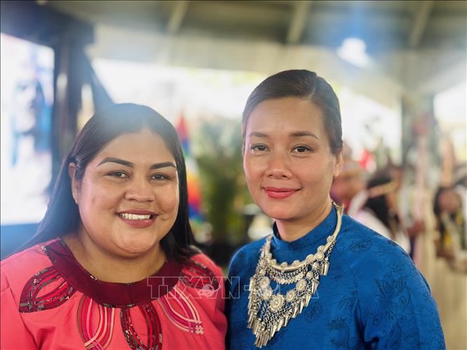 Diễn giả Nguyễn Bông Mai của đoàn Việt Nam chụp ảnh chung cùng đại diện dân tộc bản địa Venezuela. Ảnh: TTXVN phát