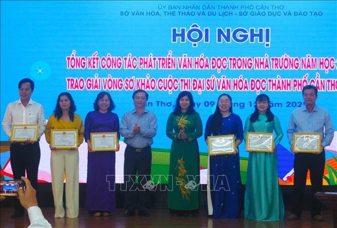 Trao Giấy khen cho các tập thể có nhiều thành tích trong phát triển văn hóa đọc trong nhà trường. Ảnh: Ánh Tuyết - TTXVN