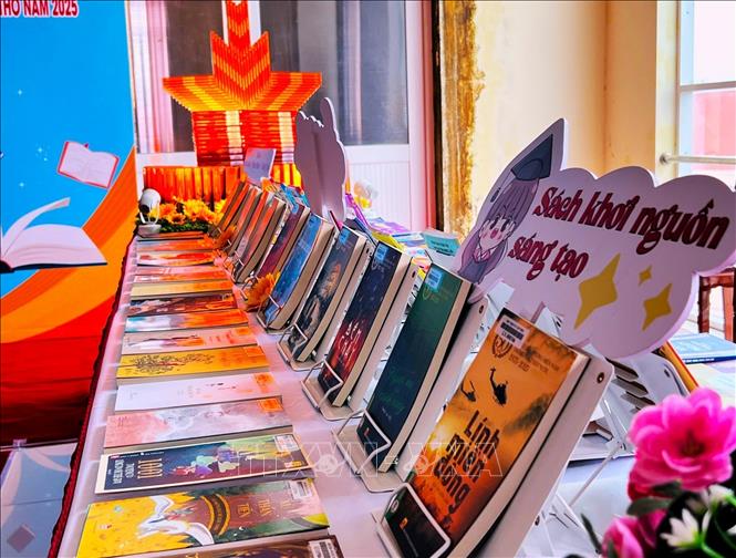 Trưng bày các tác phẩm đạt giải trong Cuộc thi Đại sứ Văn hóa đọc năm 2025. Ảnh: Ánh Tuyết - TTXVN