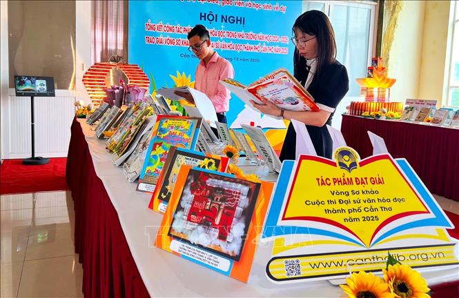 Trưng bày các tác phẩm đạt giải trong Cuộc thi Đại sứ Văn hóa đọc năm 2025. Ảnh: Ánh Tuyết - TTXVN
