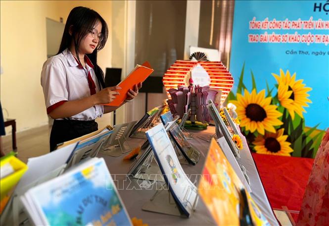 Học sinh chăm chú xem các tác phẩm đạt giải được trưng bày tại Hội nghị. Ảnh: Ánh Tuyết - TTXVN