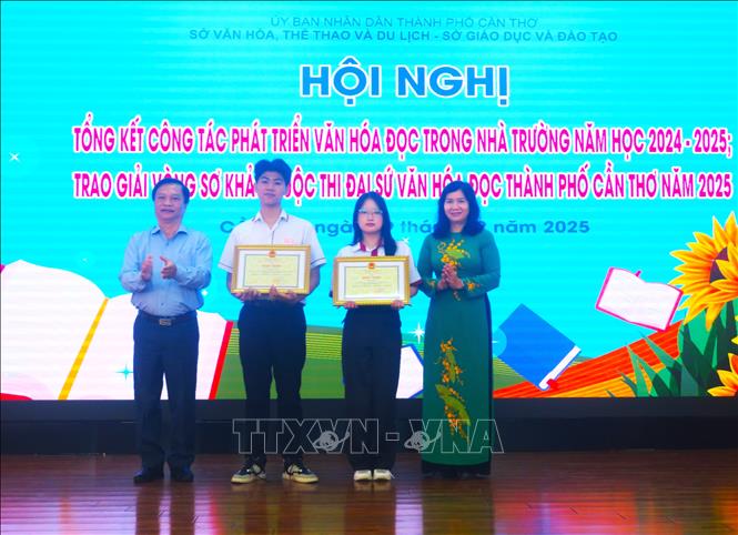 Trao Bằng khen của UBND thành phố cho 2 cá nhân đạt giải cấp Quốc gia trong Cuộc thi Đại sứ Văn hóa đọc năm 2025. Ảnh: Ánh Tuyết - TTXVN