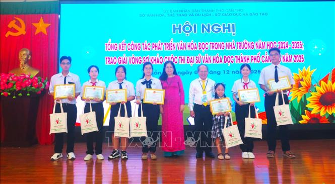 Trao Giấy khen cho các cá nhân đoạt giải cấp thành phố và quốc gia trong Cuộc thi Đại sứ Văn hóa đọc năm 2025. Ảnh: Ánh Tuyết - TTXVN
