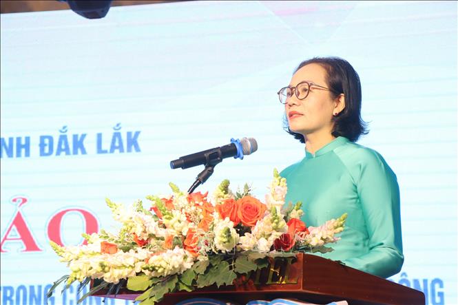 Chủ tịch Hội Liên hiệp Phụ nữ tỉnh Đắk Lắk Nguyễn Thị Hồng Thái phát biểu tại Hội thảo. Ảnh: Nguyên Dung – TTXVN