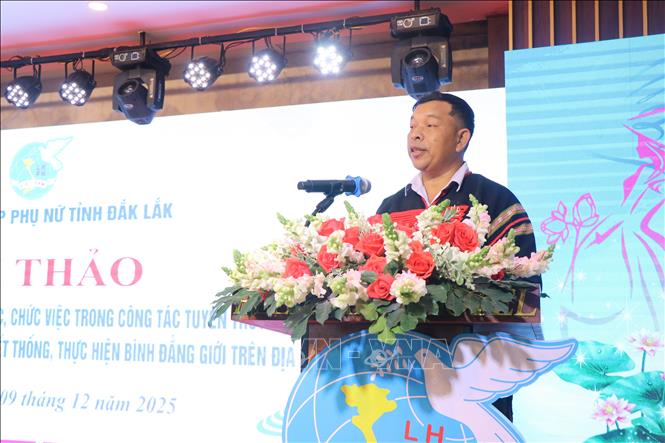 Đại diện người có uy tín chia sẻ kinh nghiệm trong thay đổi nhận thức, hành vi của cộng đồng. Ảnh: Nguyên Dung – TTXVN