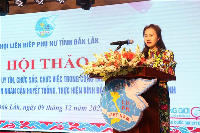 Đại diện Ban Tuyên giáo - Dân vận Tỉnh ủy tham luận về công tác tuyên truyền, vận động thay đổi nhận thức của người dân về hôn nhân và bình đẳng giới. Ảnh: Nguyên Dung – TTXVN
