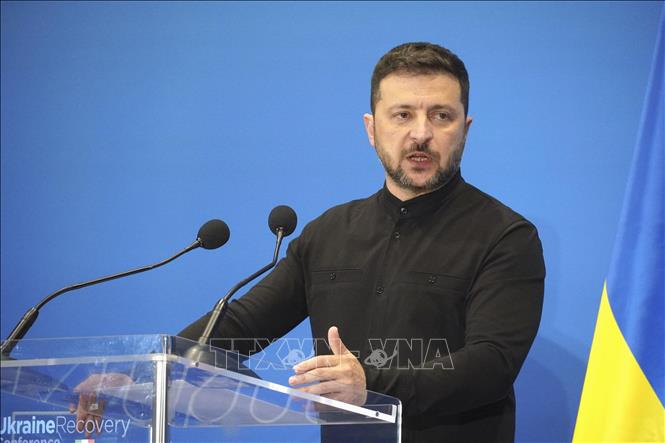 Tổng thống Ukraine Volodymyr Zelensky phát biểu trong một cuộc họp báo tại Rome, Italy. Ảnh: Kyodo/TTXVN