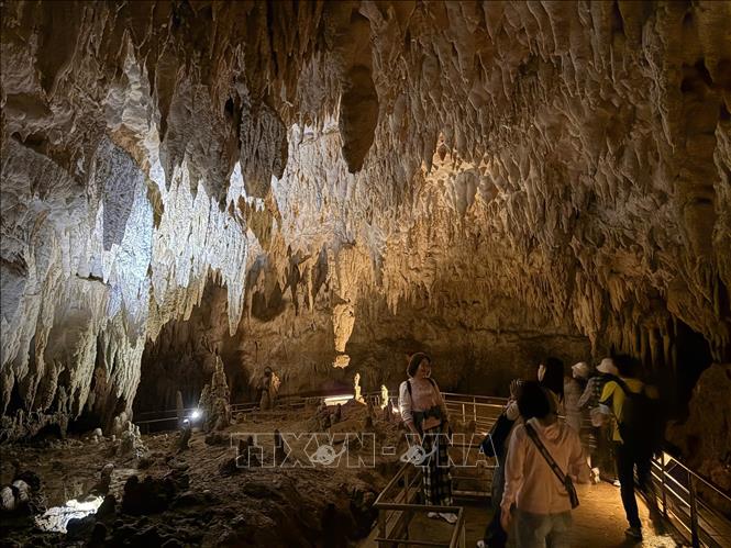 Du khách chụp ảnh trước khu vực có tên 