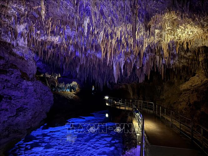 Gyokusendo gây ấn tượng mạnh bởi hệ thống thạch nhũ phong phú và kỳ vĩ được hình thành suốt hơn 300.000 năm. Ảnh: Xuân Giao – PV TTXVN tại Nhật Bản