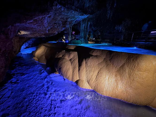 Động Ngọc Tuyền là một trong những hang động đá vôi lớn và đẹp nhất Nhật Bản, một trong 7 kỳ quan của 