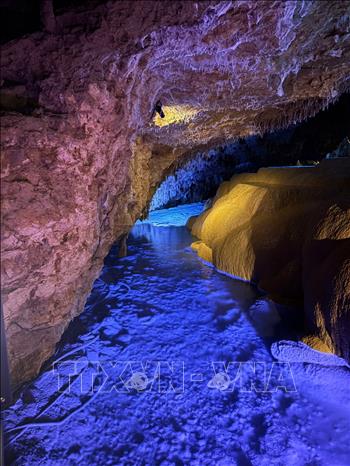 Nước nhỏ từ vòm hang tạo thành những dòng suối tuyệt đẹp, đúng với tên gọi “Động Ngọc Tuyền”. Ảnh: Xuân Giao – PV TTXVN tại Nhật Bản