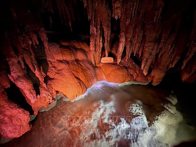 Những dòng suối tinh khiết hình thành từ nước chảy xuống từ nhũ đá trong động. Ảnh: Xuân Giao – PV TTXVN tại Nhật Bản