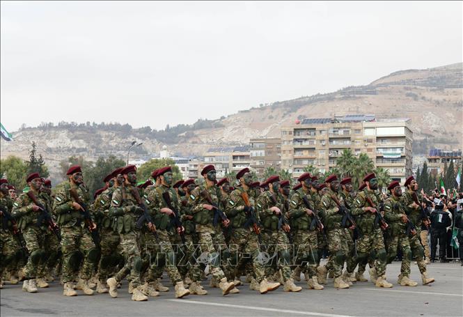 Duyệt binh kỷ niệm 1 năm ngày thay đổi chế độ chính trị ở Syria, theo đó nhà lãnh đạo kỳ cựu Bashar al-Assad bị lật đổ, ngày 8/12/2025. Ảnh: THX/TTXVN