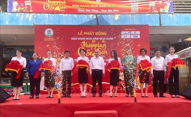 Đại diện Sở Công Thương TP. Hồ Chí Minh cùng địa phương và các đại biểu cắt băng khai mạc tháng khuyến mãi tập trung tại chợ Phạm Văn Hai. Ảnh: Hương Giang – TTXVN 