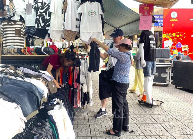 Thời trang, quần áo may sẵn là nhóm hàng hưởng ứng tích cực nhất với chương trình shopping season tại chợ Phạm Văn Hai, TP. Hồ Chí Minh. Ảnh: Hương Giang – TTXVN 