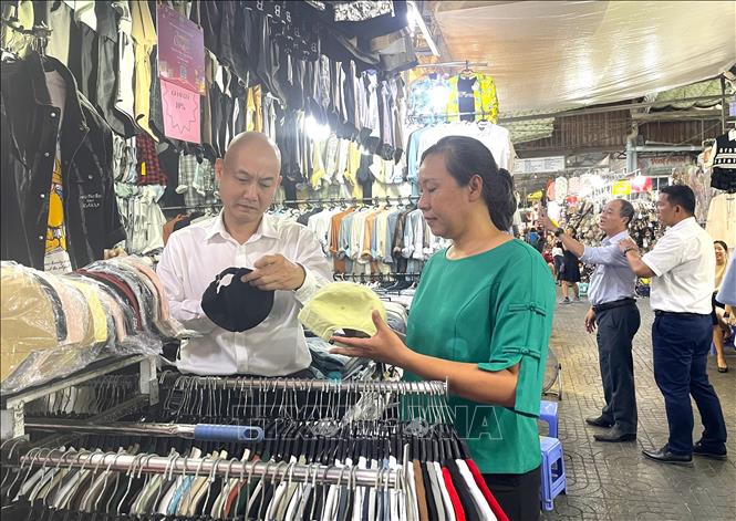 Nhiều mặt hàng từ thời trang, hàng tiêu dùng đến ẩm thực tại chợ Phạm Văn Hai, TP. Hồ Chí Minh được giảm giá từ 10 - 50%. Ảnh: Hương Giang – TTXVN