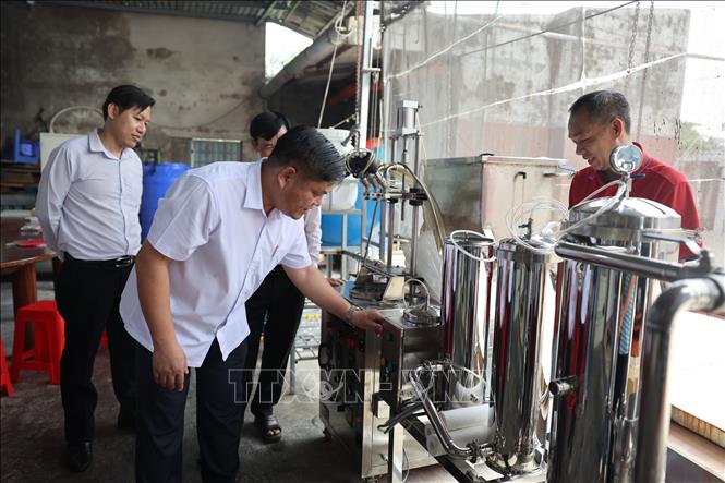 Đại diện Chi cục Phát triển nông thôn Thành phố Hồ Chí Minh bàn giao máy móc, thiết bị hỗ trợ Hợp tác xã nước mắm cá cơm nguyên chất Hải Đăng, phường Phước Thắng. Ảnh: Hoàng Nhị - TTXVN