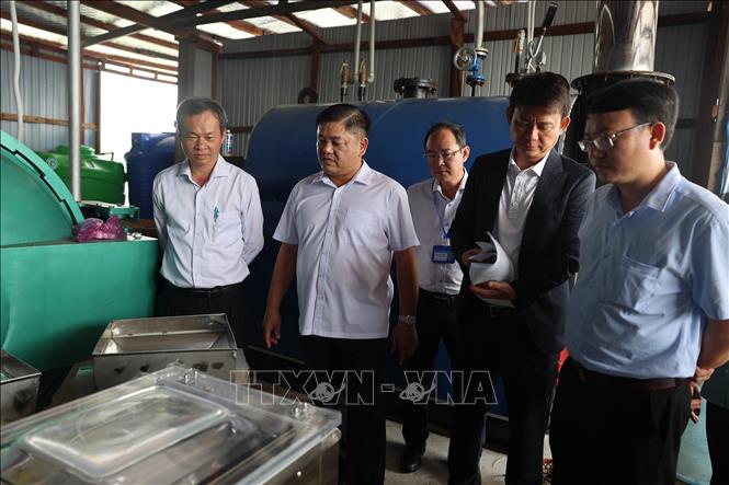 Đại diện Chi cục Phát triển nông thôn Thành phố Hồ Chí Minh bàn giao máy móc, thiết bị hỗ trợ Hợp tác xã Thủy sản Như Ý Long Sơn, xã Long Sơn. Ảnh: Hoàng Nhị - TTXVN