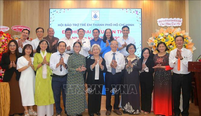 Ban chấp hành Hội Bảo trợ trẻ em Thành phố Hồ Chí Minh nhiệm kỳ 2025 – 2030 ra mắt Đại hội. Ảnh: Thanh Vũ - TTXVN
