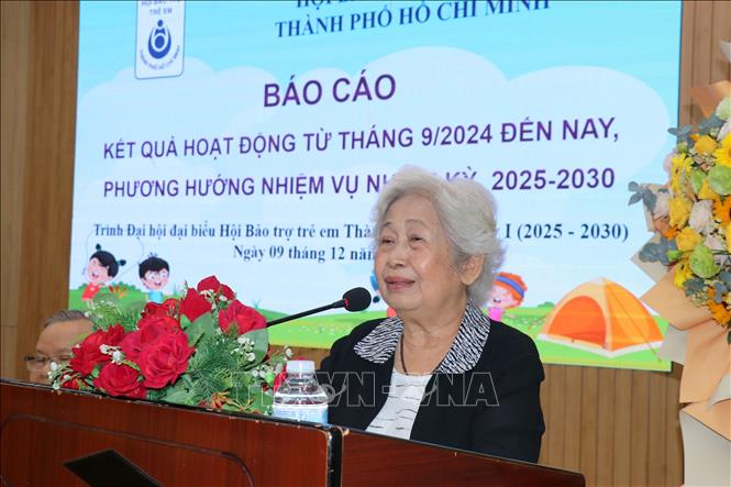 Bà Lương Thị Thuận, Chủ tịch Hội Bảo trợ trẻ em Thành phố Hồ Chí Minh phát biểu tại đại hội. Ảnh: Thanh Vũ - TTXVN
