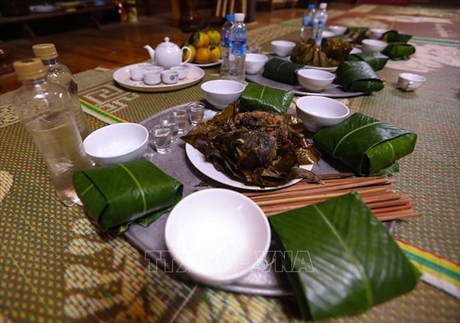 Mâm lễ cúng cơm mới của người Thái chỉ có các món làm từ cá hấp, nướng cùng những gói xôi đồ từ lúa nương. Ảnh: Trọng Đạt - TTXVN