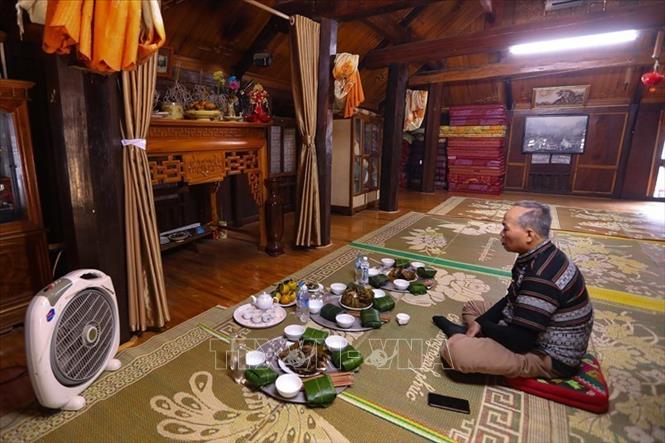 Thầy mo Hà Công Nhui làm lễ cúng. Ảnh: Trọng Đạt - TTXVN