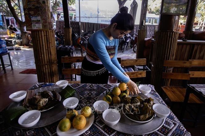 Chuẩn bị mâm cúng. Ảnh: Trọng Đạt - TTXVN