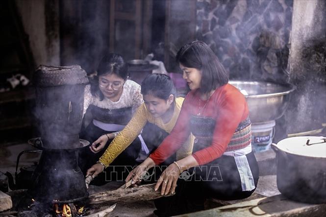 Lễ cúng mừng cơm mới là dịp để người Thái trở về sum họp cùng gia đình. Ảnh: Trọng Đạt - TTXVN