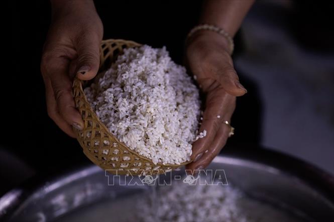 Gạo được đồ thành cơm xôi là sản vật thiêng của nương rẫy, là linh hồn của lễ mừng cơm mới. Ảnh: Trọng Đạt - TTXVN