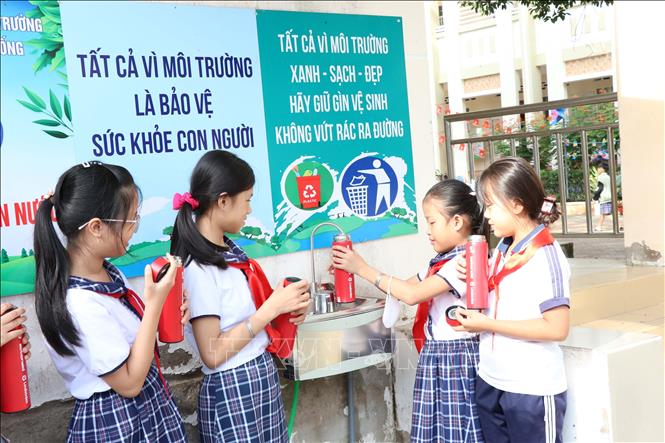 RO water filtration systems are installed at the Kim Dong Primary School in Long Duc ward. VNA Photo: Thanh Hòa