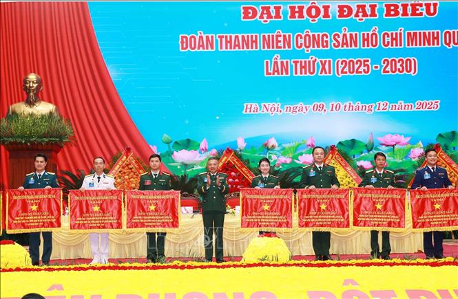  Thượng tướng Lê Quang Minh tặng Cờ Đơn vị Xuất sắc của Chủ nhiệm Tổng cục Chính trị QĐND Việt Nam cho các tập thể. Ảnh: Trọng Đức - TTXVN.