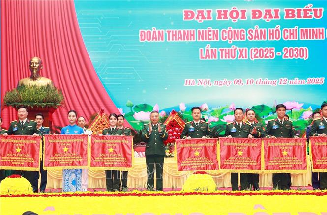  Thượng tướng Lê Quang Minh tặng Cờ Đơn vị Xuất sắc của Chủ nhiệm Tổng cục Chính trị QĐND Việt Nam cho các tập thể. Ảnh: Trọng Đức - TTXVN.