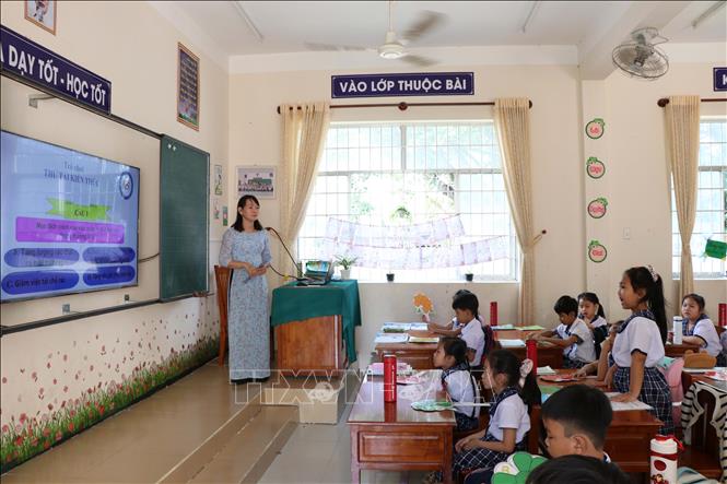 Lessons at the Kim Dong Primary School are integrated with topics related to water resource protection and environmental protection. VNA Photo: Thanh Hòa