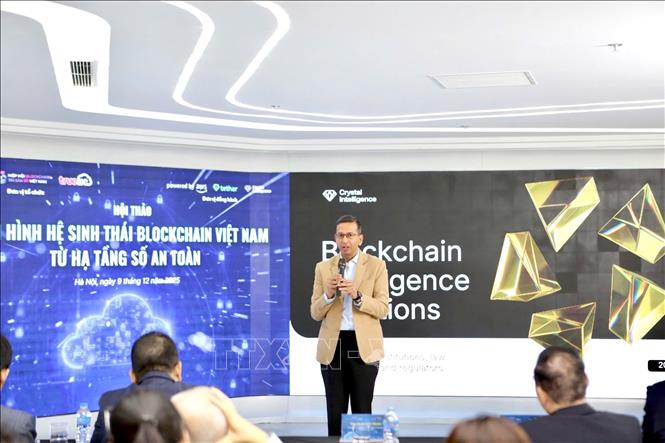 Ông Navin Gupta, Giám đốc điều hành Crystal Intelligence chia sẻ kinh nghiệm để thúc đẩy thị trường blockchain Việt Nam. Ảnh: Hoàng Vân - TTXVN