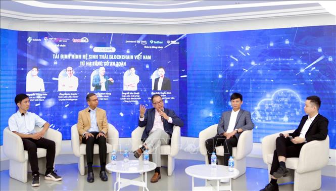 Phiên thảo luận “Tái định hình hệ sinh thái blockchain Việt Nam từ hạ tầng số an toàn” tại hội thảo đã làm rõ hơn những thách thức và giải pháp trong quá trình xây dựng hệ sinh thái blockchain Việt Nam. Ảnh: Hoàng Vân - TTXVN