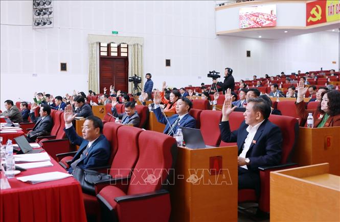 Các đại biểu biểu quyết thông qua các nghị quyết tại kỳ họp. Ảnh: Quý Trung – TTXVN