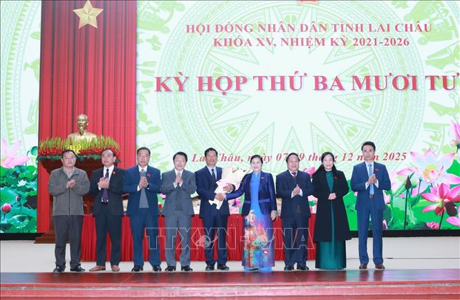 Chủ tịch HĐND tỉnh Lai Châu Giàng Páo Mỷ cùng các đồng chí lãnh đạo tỉnh Lai Châu tặng hoa chia tay đồng chí Chu Lê Chinh, nguyên Phó Chủ tịch HĐND thôi tham gia đại biểu Hội đồng nhân dân tỉnh. Ảnh: Quý Trung – TTXVN