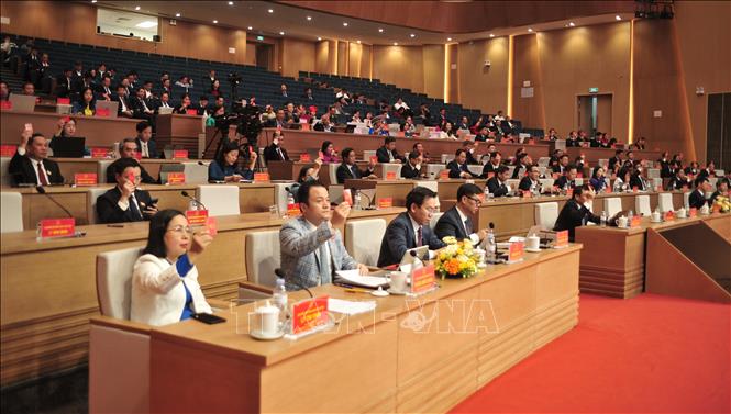 Các đại biểu biểu quyết thông qua các nghị quyết. Ảnh: Tuấn Khôi - TTXVN 