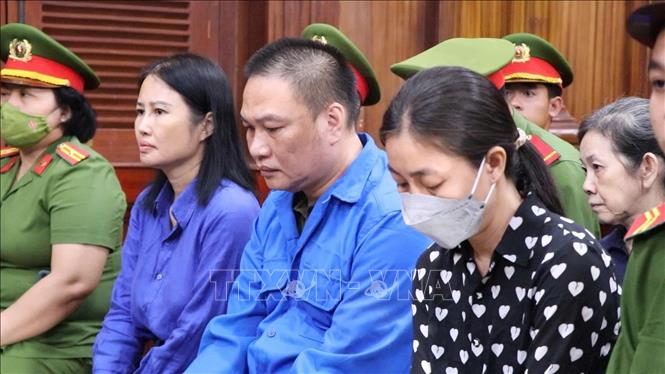 Các bị cáo trong phiên tòa ngày 9/12. Ảnh : Linh Sơn -TTXVN