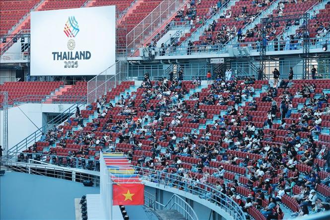 Cổ động viên trên sân Rajamangala trước giờ khai mạc. Ảnh: Minh Quyết - PV TTXVN từ Thái Lan