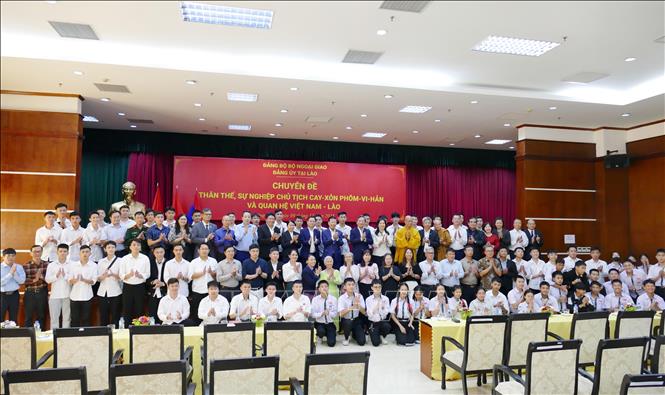 Các đại biểu tham dự buổi nói chuyện chuyên đề về thân thế, sự nghiệp của Chủ tịch Kaysone Phomvihane và quan hệ Việt Nam – Lào, chụp ảnh kỷ niệm. Ảnh: Xuân Tú - PV TTXVN tại Lào