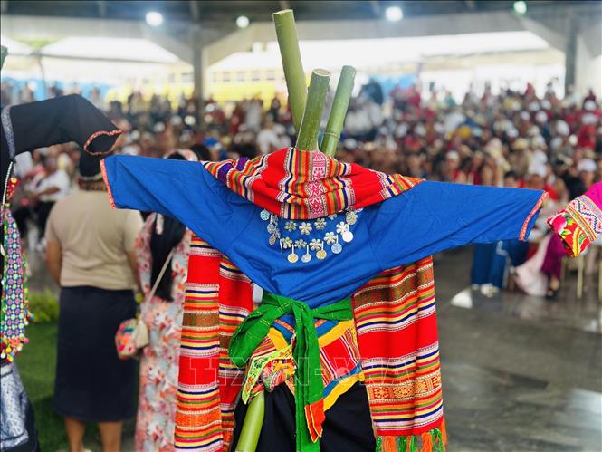Vietnam displays costumes of the Khang ethnic group at the event. VNA Photo/Photo by courtesy