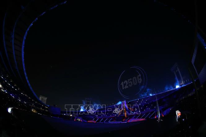 Chương 1 của lễ khai mạc đưa khán giả quay ngược thời gian về nguồn cội SEA Games, khi Thái Lan tổ chức kỳ đầu tiên năm 1959 cũng tại Bangkok. Nước chủ nhà muốn khơi dậy niềm đam mê thể thao ở các khán giả. Ảnh: Minh Quyết - PV TTXVN từ Thái Lan